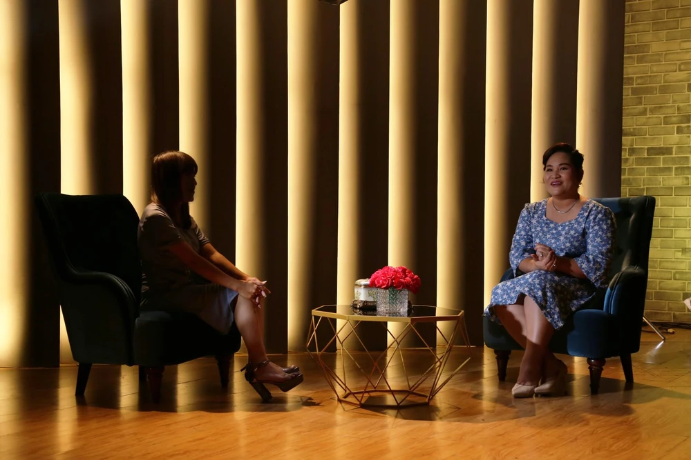 Chị A trao đổi với chuyên gia tư vấn trong chương trình.