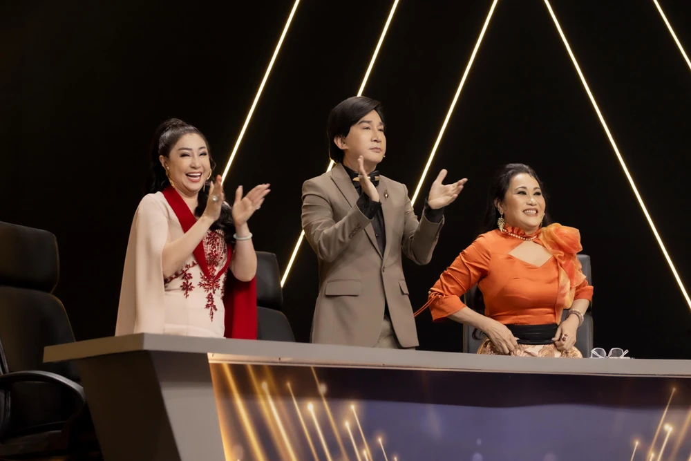 Các nghệ sĩ đứng lên tán thưởng. Ảnh: CTCC