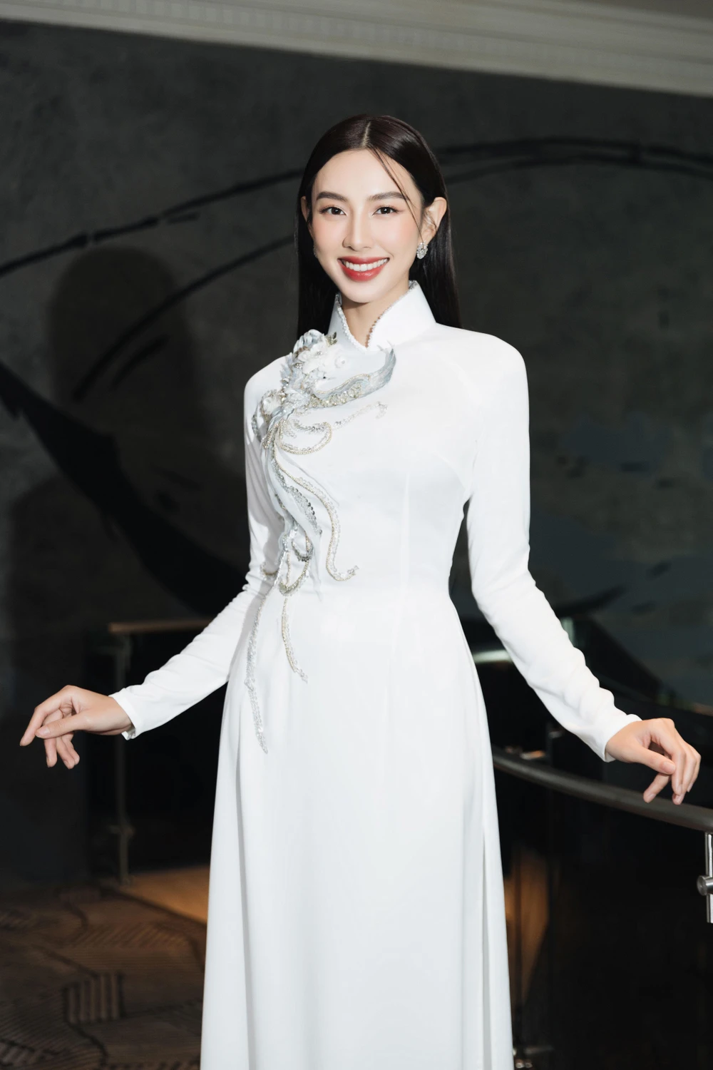 Hoa hậu Thùy Tiên với trang phục áo dài. Ảnh: SV