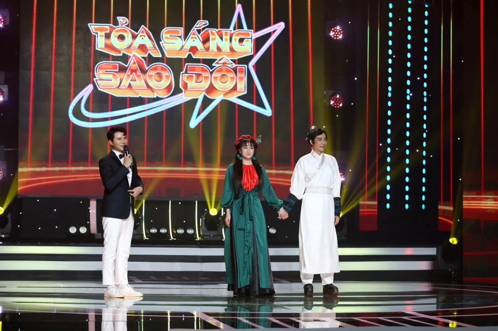 Cả hai nhân vật nghe nhận xét của ban giám khảo.