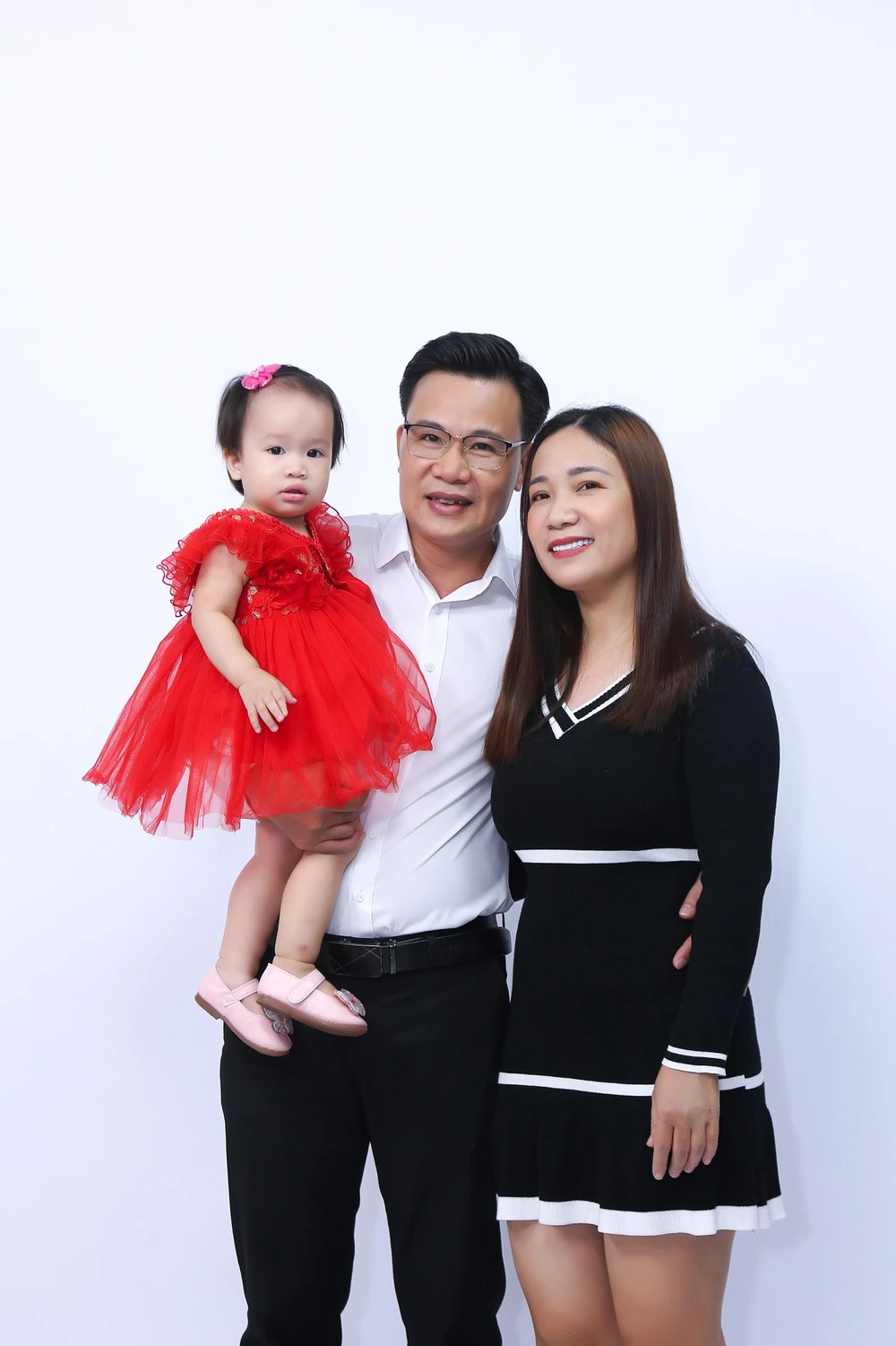 Gia đình anh Phạm Quốc Tuấn và chị Đinh Thị Hà. Ảnh: CTCC