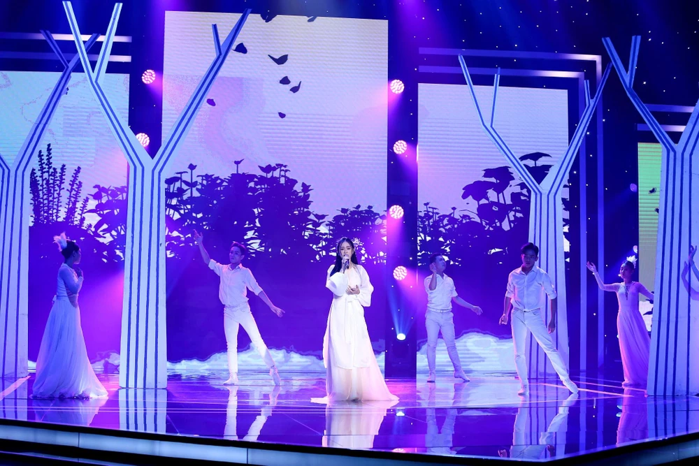 Jee Trần với phần trình diễn của mình.