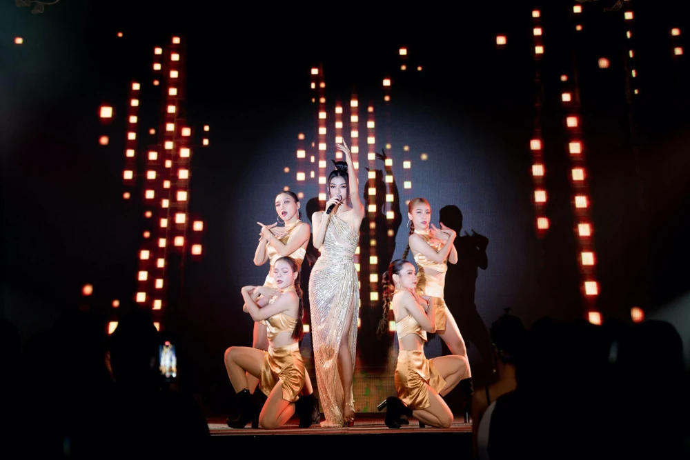 Kiều Loan trình diễn ca khúc của mình.