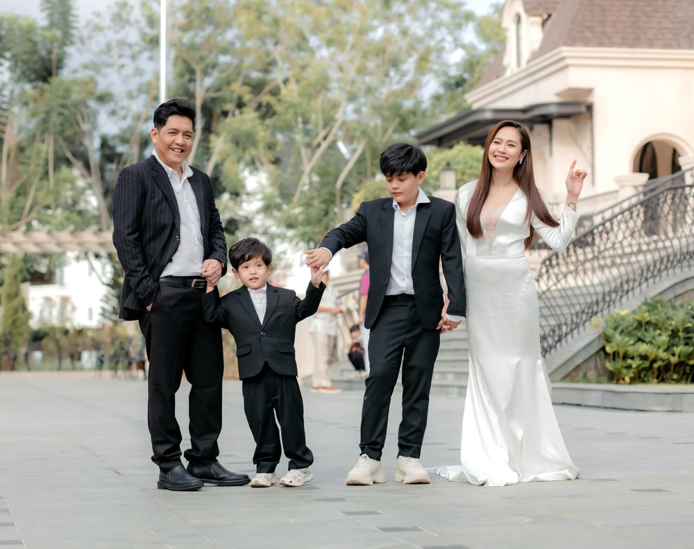 Cậu ba Phú vô cùng thích thú khi liên tục cười tươi cùng các biểu cảm đáng yêu bên cạnh ba mẹ và anh trai.