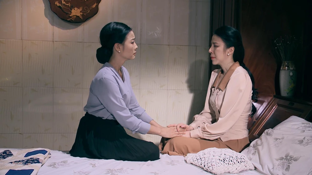 Hạnh Thúy tâm sự với mẹ.