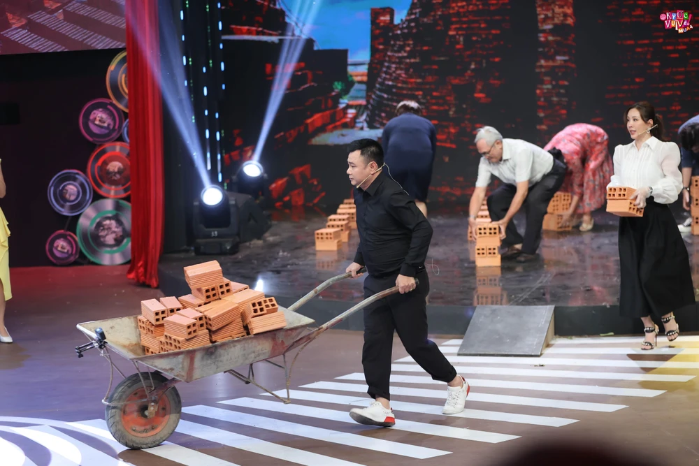 NSND Tự Long và Hoa hậu Thu Hoài thực hiện thử thách. Ảnh: CTCC