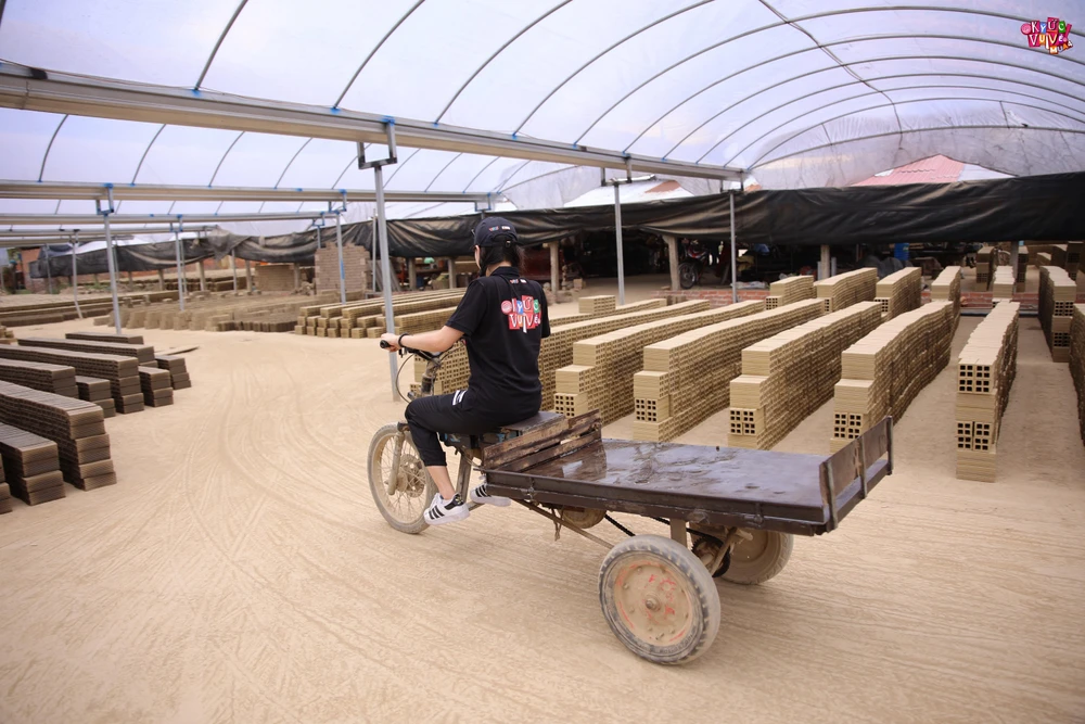 Ê-kíp trải nghiệm thực tế làm những viên gạch trong chương trình.