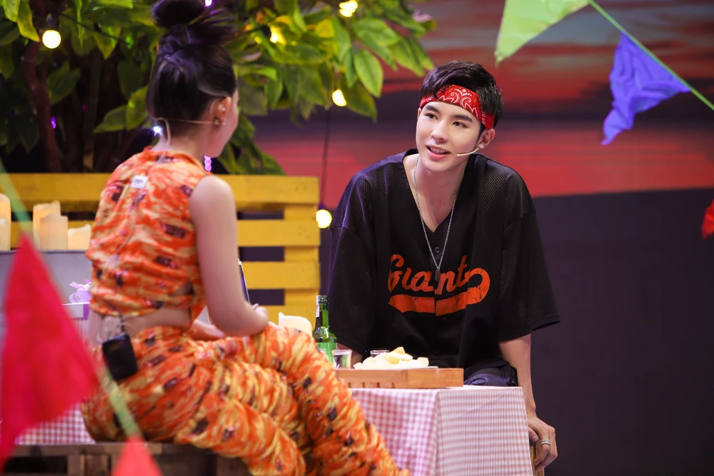 Hai nhân vật chia sẻ với nhau trong chương trình. Hai nhân vật chia sẻ với nhau trong chương trình.