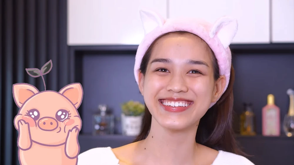 Gỡ bỏ lớp make-up, có thể thấy nàng hậu sinh năm 2001 vẫn giữ được nhan sắc. Gỡ bỏ lớp make-up, có thể thấy nàng hậu sinh năm 2001 vẫn giữ được nhan sắc.