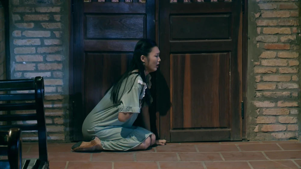 Hồng bên ngoài nghe mọi chuyện.