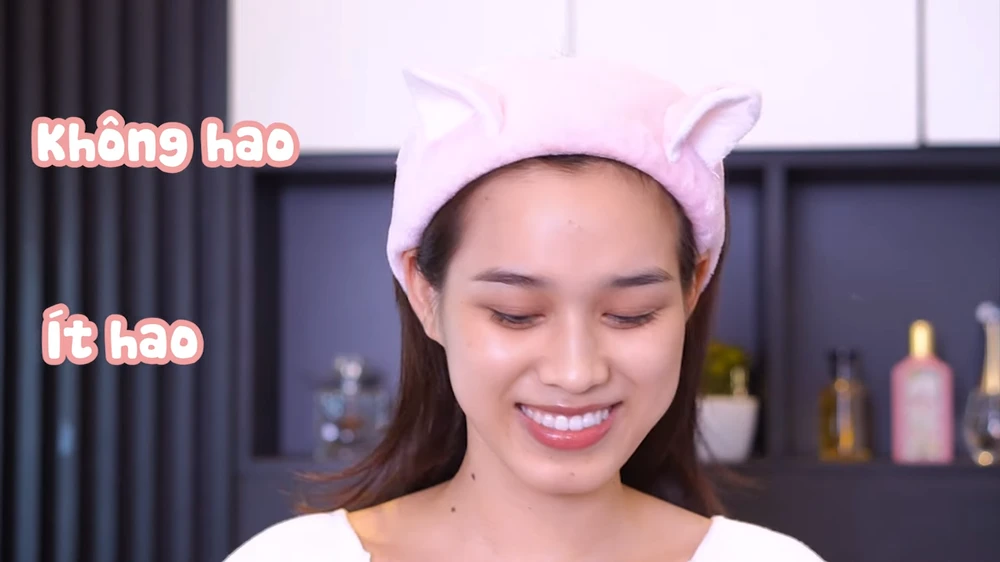 Nàng hậu Gen Z thu hút người xem bởi những từ ngữ cực kỳ gần gũi như "lông mi mọc như nấm, “vẽ như này cảm giác như vừa thất tình xong”… Nàng hậu Gen Z thu hút người xem bởi những từ ngữ cực kỳ gần gũi như "lông mi mọc như nấm, “vẽ như này cảm giác như vừa thất tình xong”…