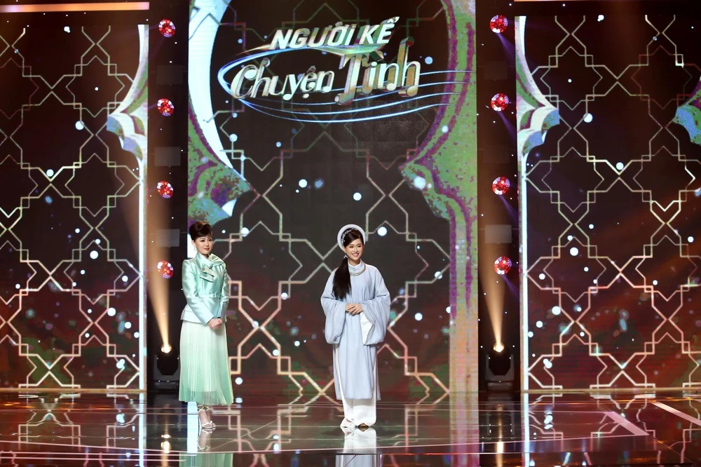 Jee Trần nghe nhận xét từ ban giám khảo.