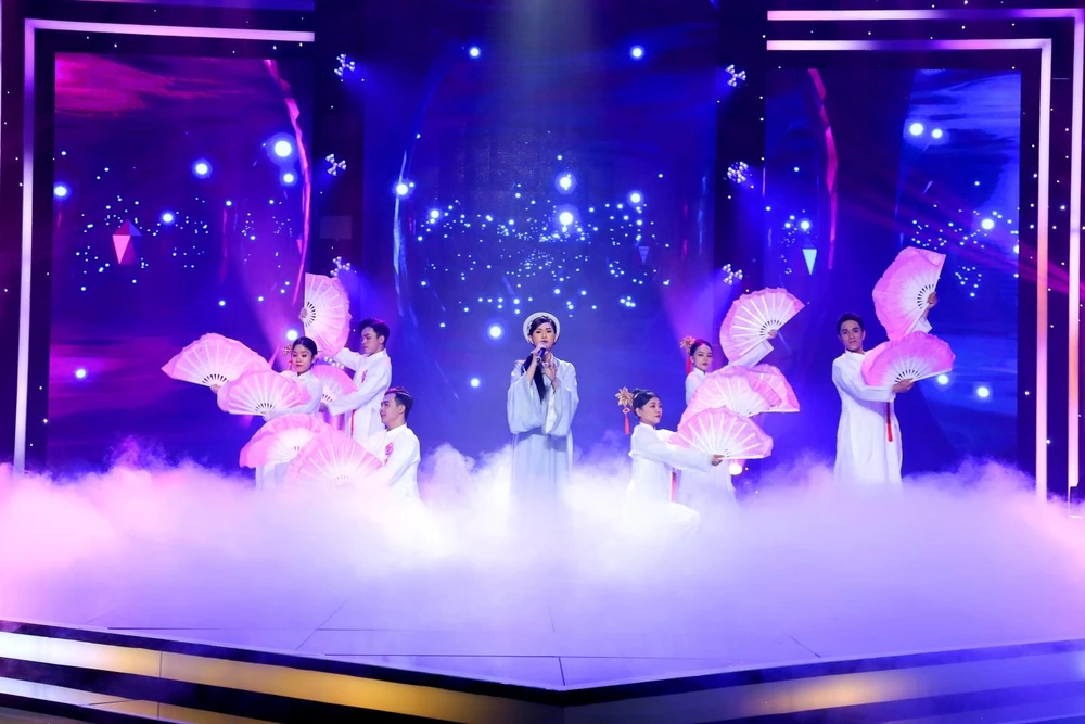 Jee Trần trình diễn. Ảnh: CTCC