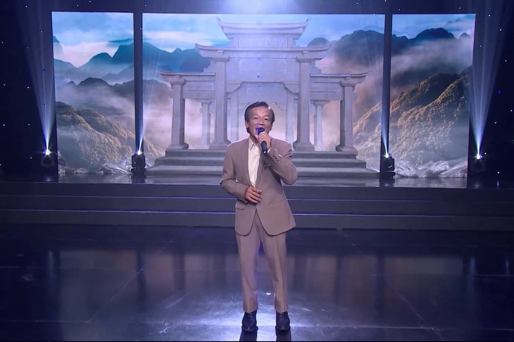 Văn Bến với bài tân cổ 'Tu là cội phúc'.