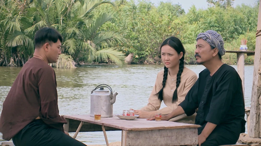 Thành thuyết phục Huệ qua thăm cậu hai.