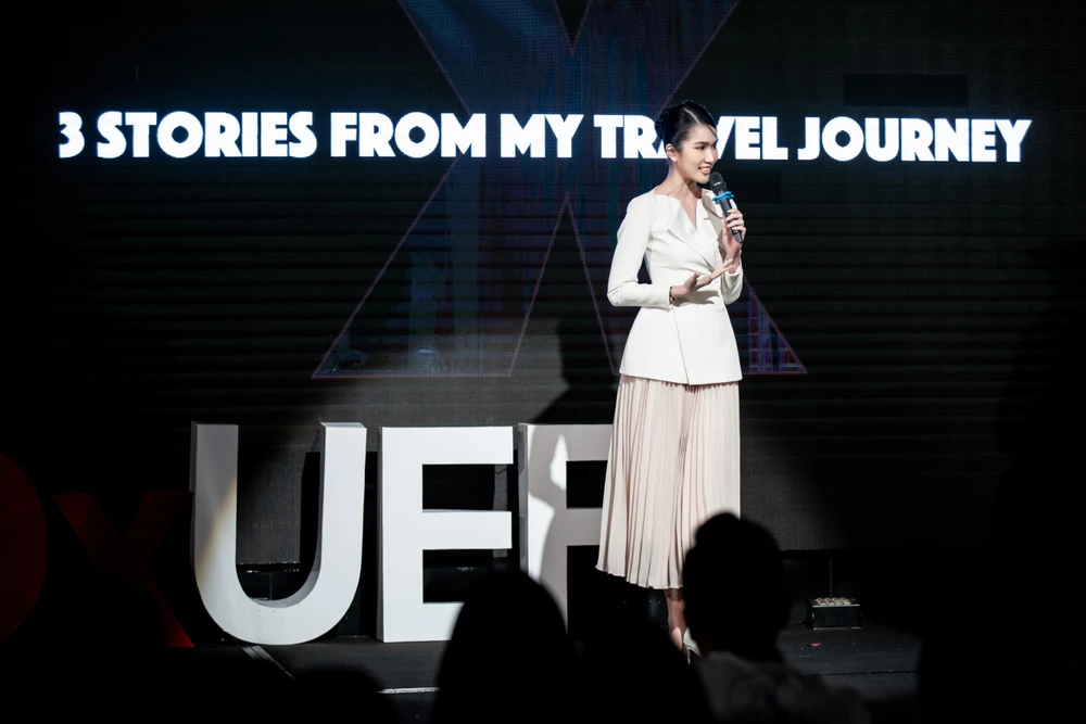 Phương Anh đang diễn thuyết trong trường đại học.