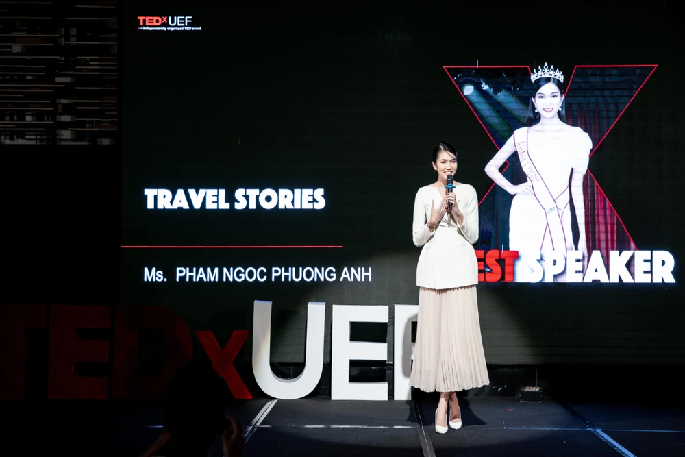 Phương Anh chia sẻ bài học qua những chuyến du lịch tại buổi diễn thuyết.