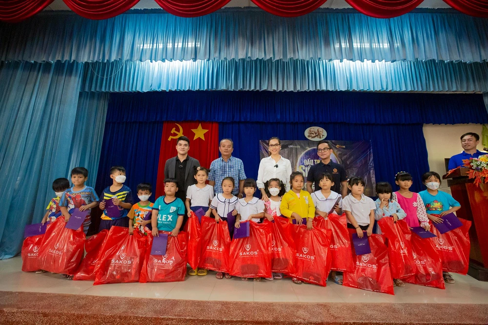 Hình ảnh các em nhận quà.