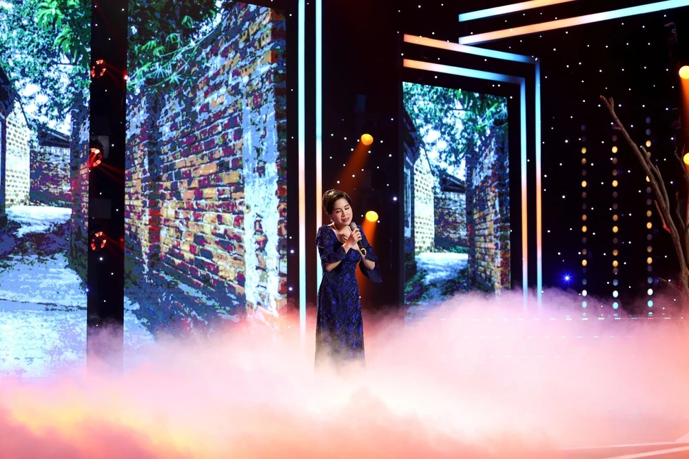 Thái Hằng hát 'Hướng về Hà Nội'.