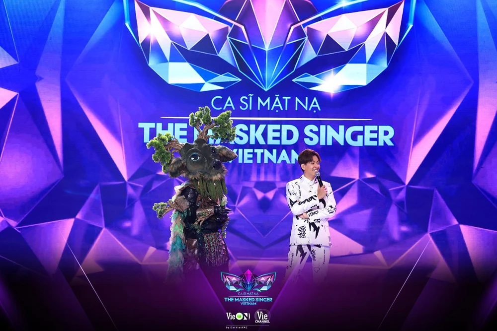 Hươu Thần trao đổi với cố vấn chương trình.