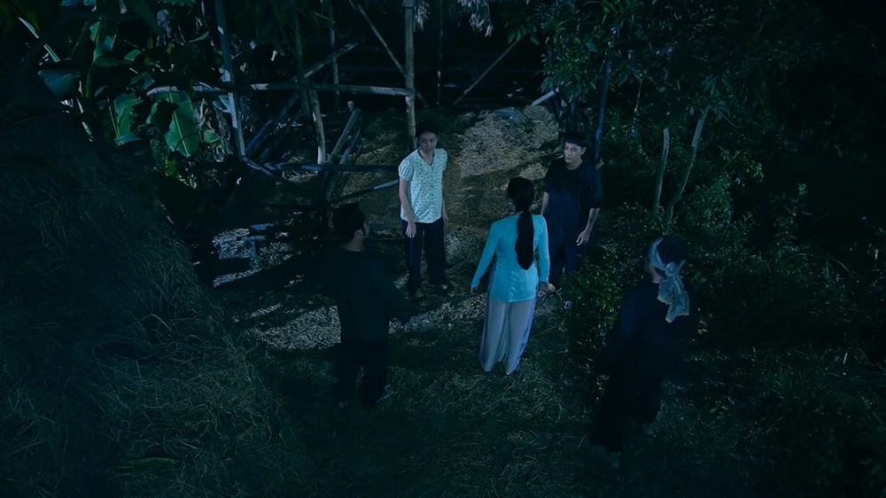 Thúy bắt quả tang Huệ.