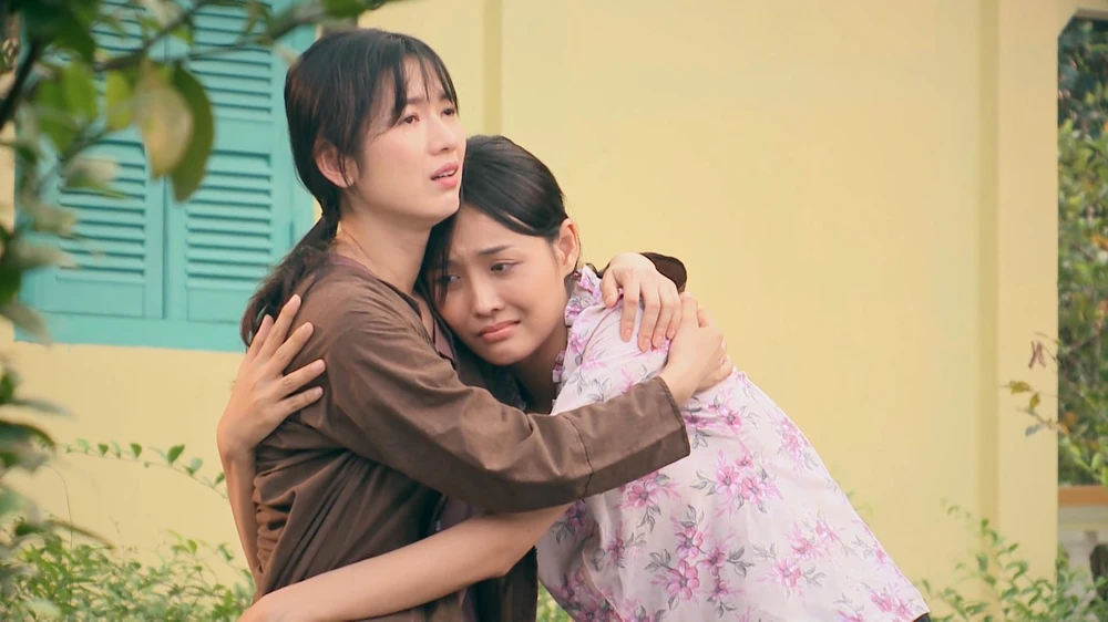 Lan và Huệ gặp nhau tại nhà bà Phú.