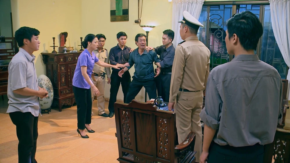 Ba của Thúy bị bắt.