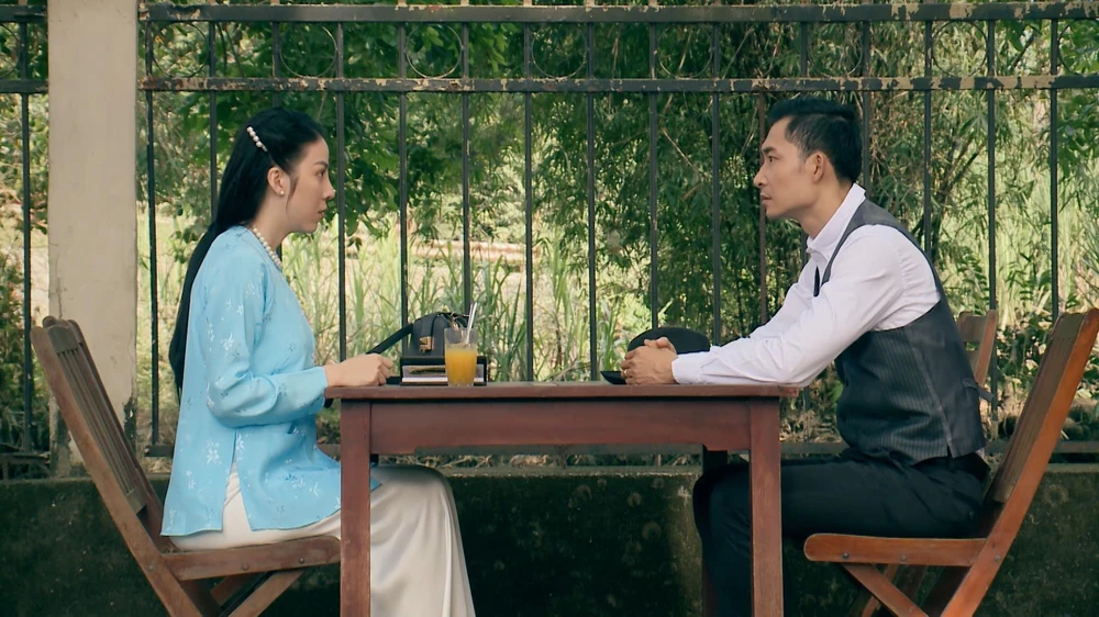 Thúy và Phan bàn chuyện hại Huệ.