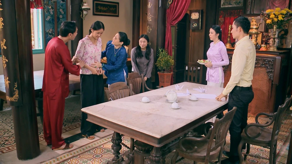 Huệ mang thai khiến bà Phú và Lương quan tâm.