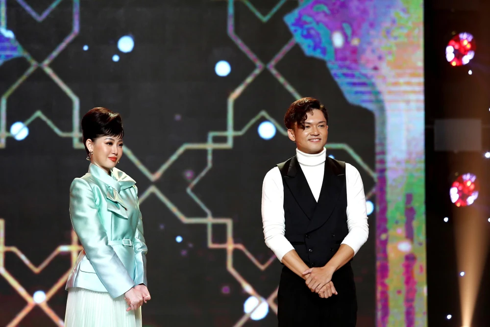 Bảo Jun nghe nhận xét từ ban giám khảo.