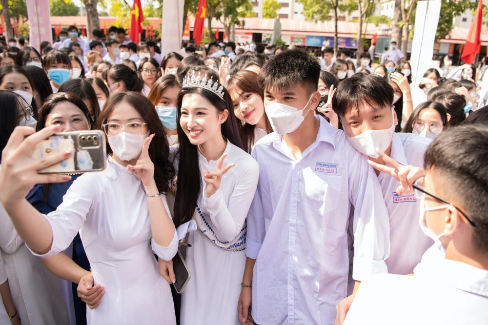 Phương Nhi chụp ảnh cùng các em học sinh tại trường.