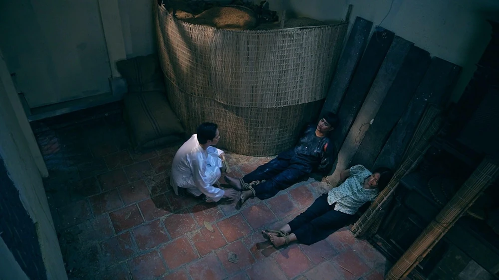 Lương lén thăm Thành và Huệ. Ảnh: SV