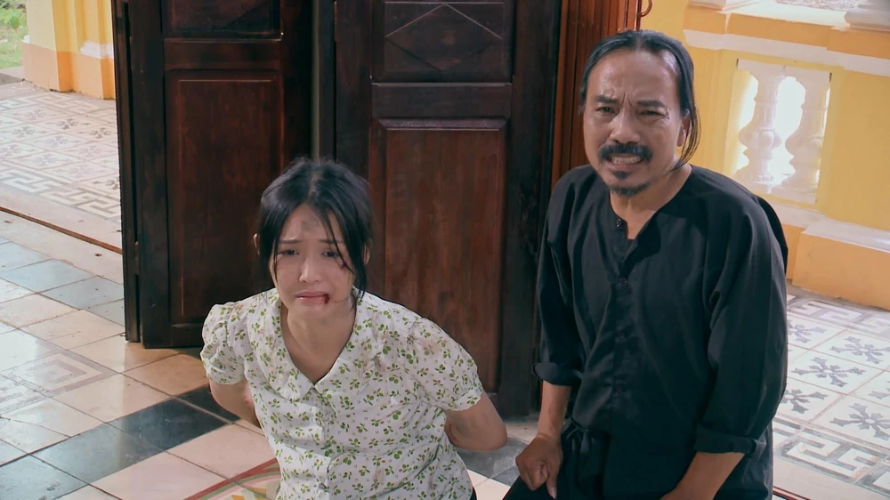 Ba của Huệ qua tìm bà Phú để kể rõ mọi chuyện