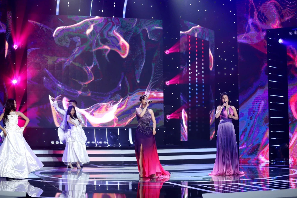 Phượng Vũ - Hồng Gấm song ca.