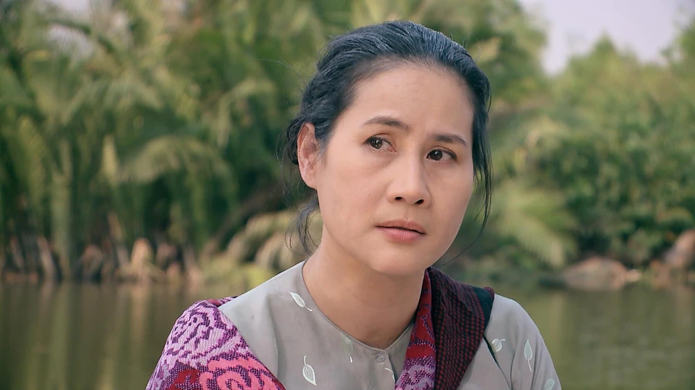 Bà Phú hóa điên hóa dại vì mất cả cháu lẫn tài sản. Ảnh: SV