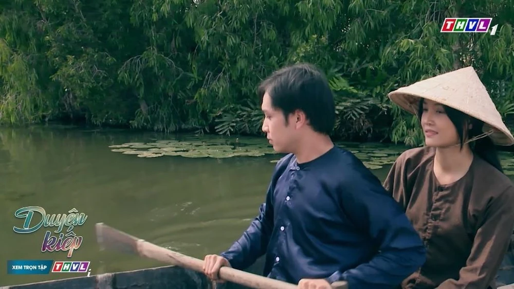 Lương và Huệ lênh đênh trên sông.