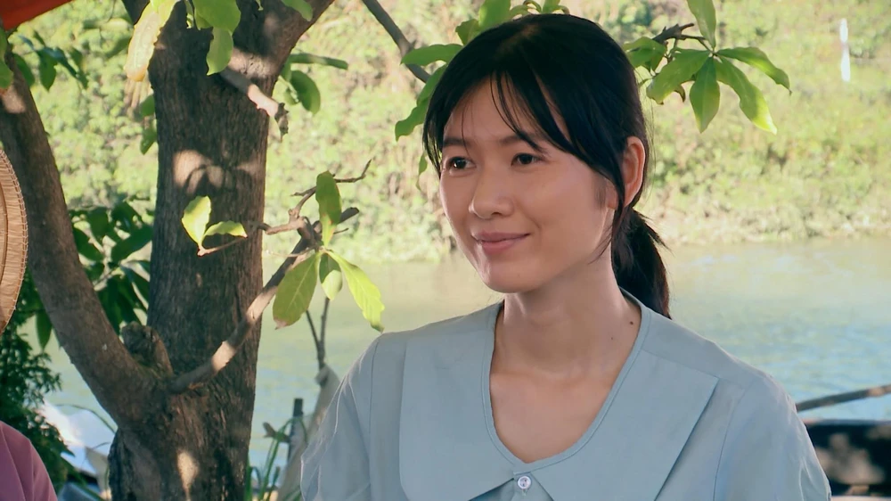 Lan được cô gái cưu mang ở bến xe. Ảnh: SV Lan được cô gái cưu mang ở bến xe. Ảnh: SV