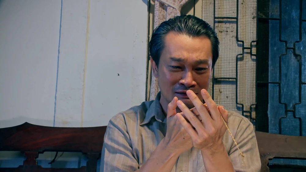 Hai Thiện cầm kỷ vật của má Thành để lại. Hai Thiện cầm kỷ vật của má Thành để lại.