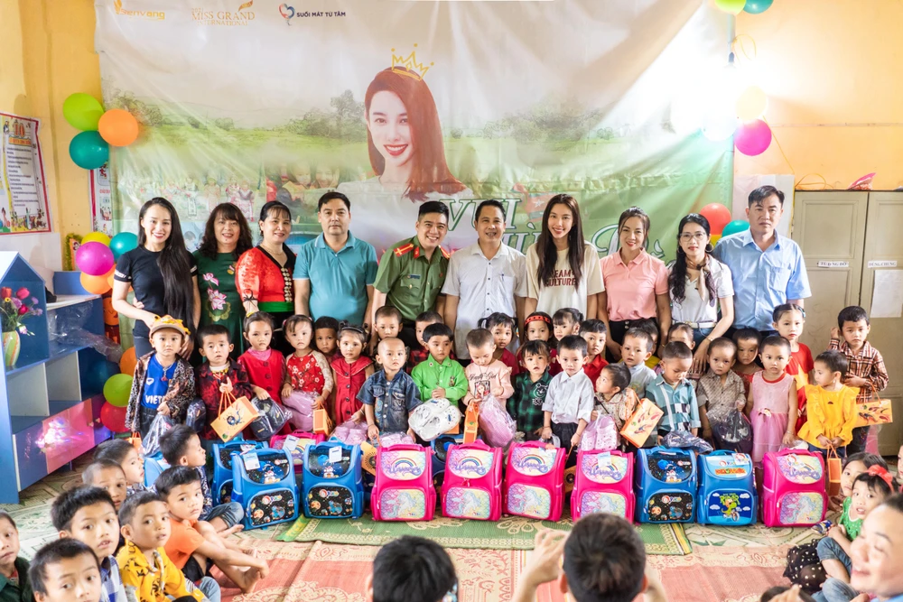 Hoa hậu Thùy Tiên tặng cặp sách cho các em nhỏ.