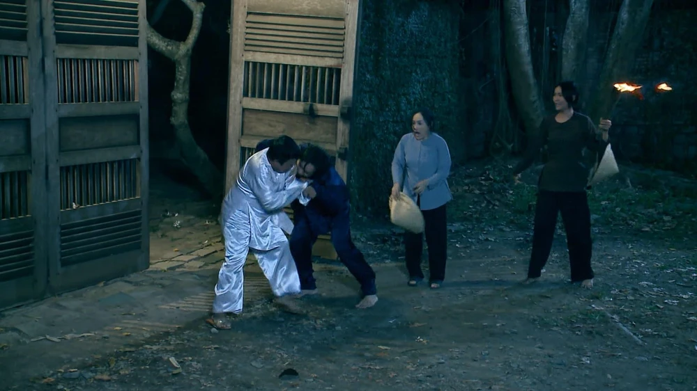 Hai Lương xông ra bảo vệ vợ. Ảnh: SV