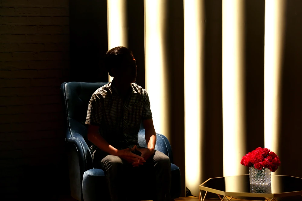 Anh Y từ chối bật đèn trong chương trình. Ảnh: CTCC