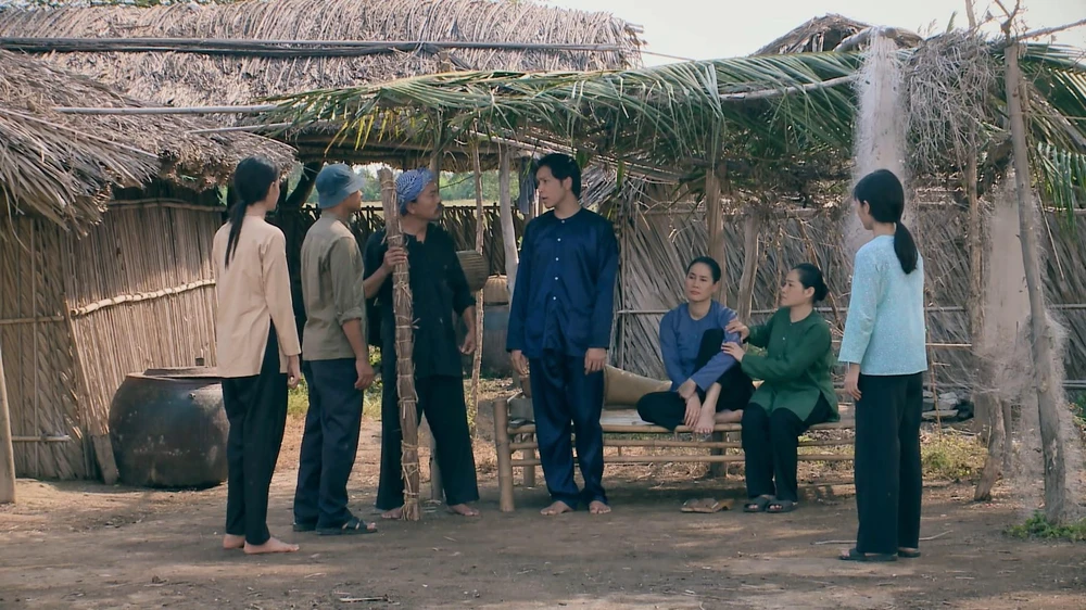 Nhóm bạn chơi với nhau lúc xưa hội ngộ nhau.