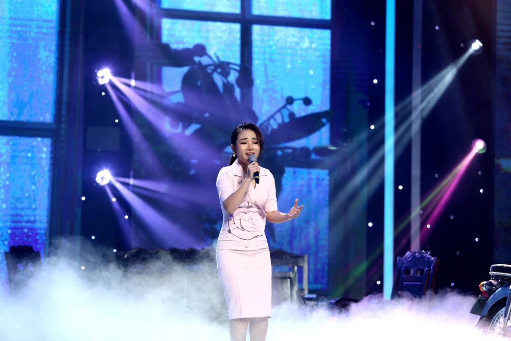 Nguyễn Thạch Thảo trình diễn phần thi của mình.