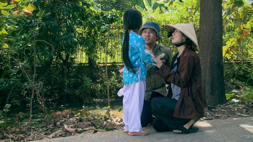 Bé Mai gặp lại được Lan và Thành.