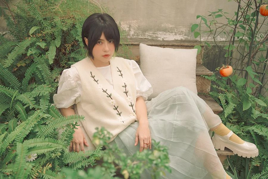 Giọng hát trưởng thành từ The Voice mùa đầu tiên đã thực hiện quay album theo hình thức live sessions với những nhạc cụ mộc như guitar, piano, violin… dễ đi vào lòng người bằng màu sắc giản dị.