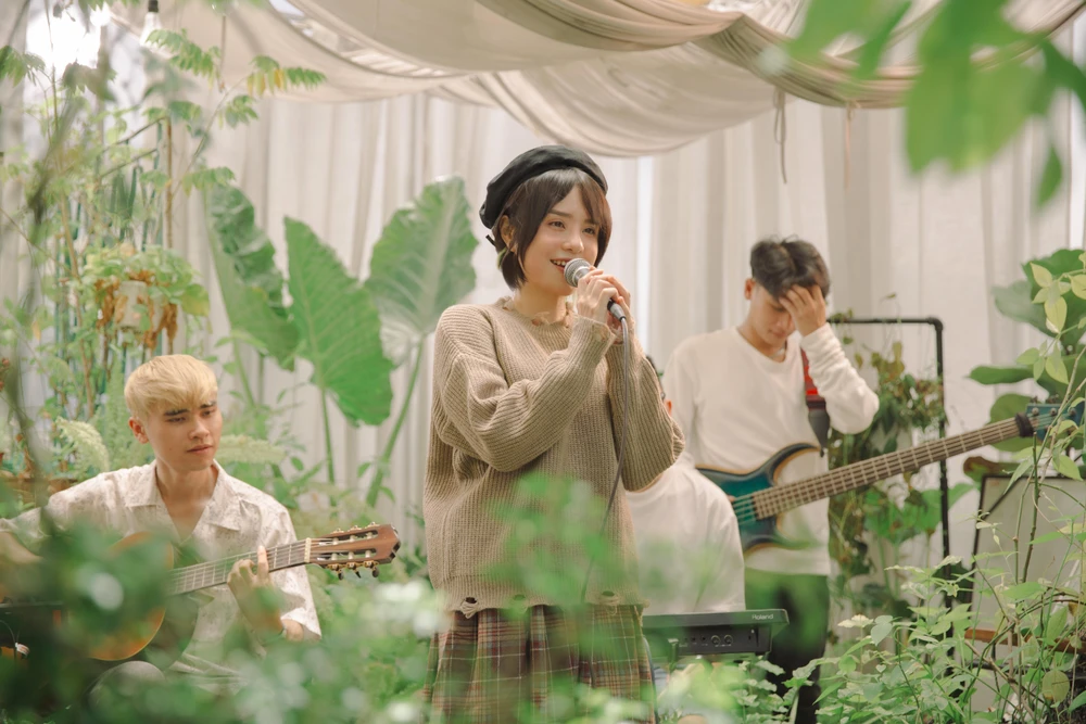 Ê-kíp thực hiện album cũng toàn là những người trẻ, gen Z vì Thái Trinh mong muốn mang làn gió âm nhạc mới vào những bài hát đã quá quen thuộc này.