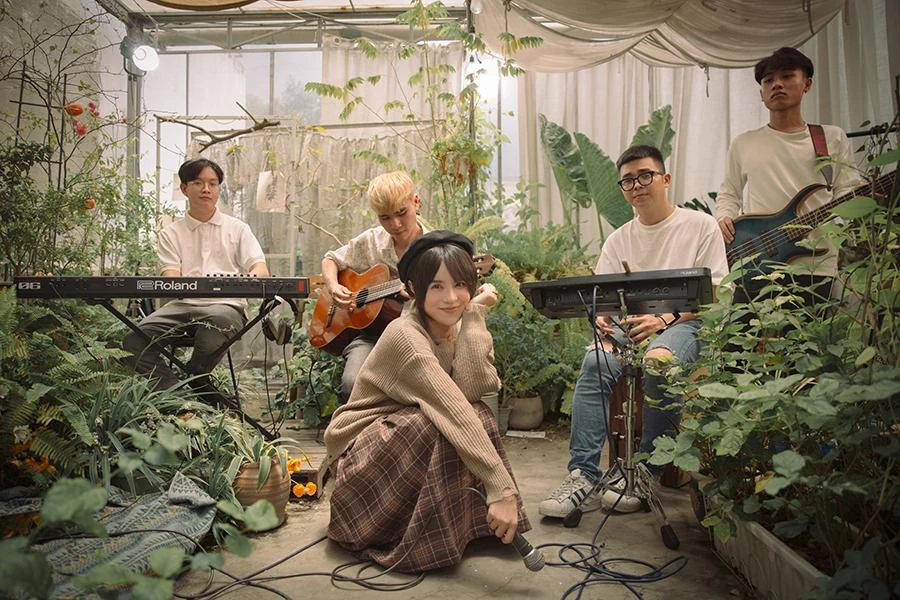 Với sự đầu tư chỉn chu cùng với những trải nghiệm cảm xúc riêng, Thái Trinh không ngại hát lại những ca khúc đã quen thuộc với khán giả. Ảnh: NVCC