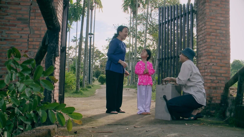 Thành đến đón bé Mai.