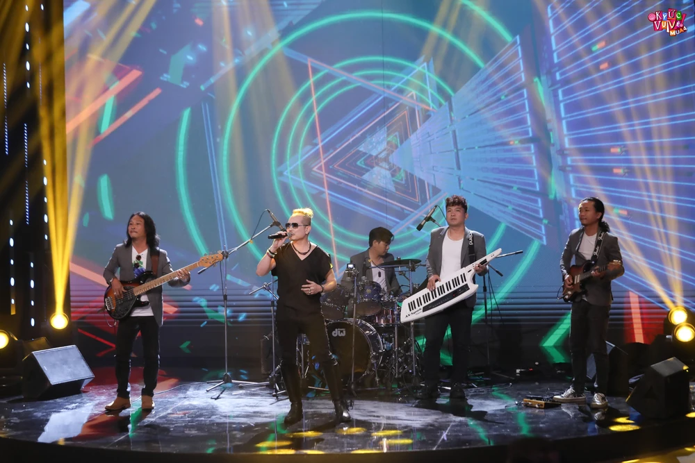 Jimmii Nguyễn cùng ban nhạc trình diễn những ca khúc của mình.