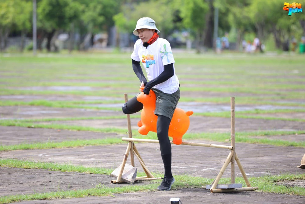 Kiều Minh Tuấn với phần thi của mình.